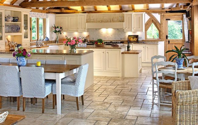 Интерьере деревенской кухни в французском стиле: светлые оттенки интерьера, беленое дерево, текстильная обшивка стульев