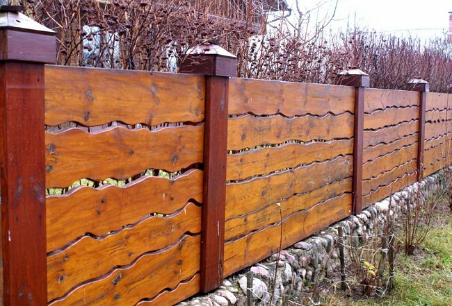 забор из горбыля для частного дома