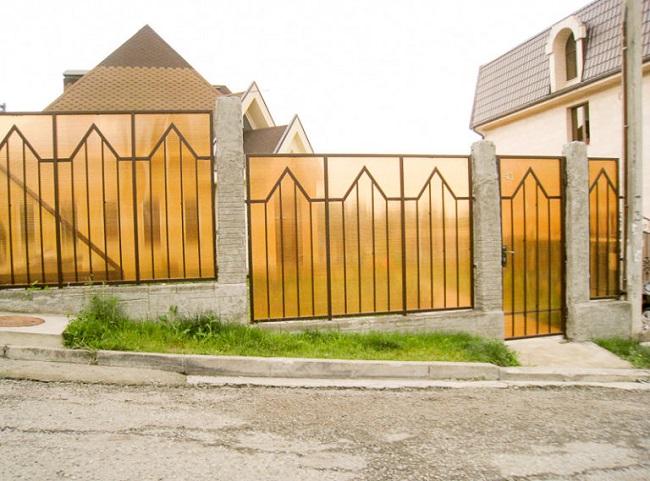 забор из поликарбоната для частного дома