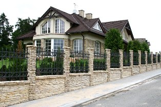 Забор для загородного дома