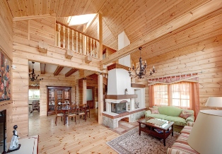 Интерьер комнаты в деревянном доме
