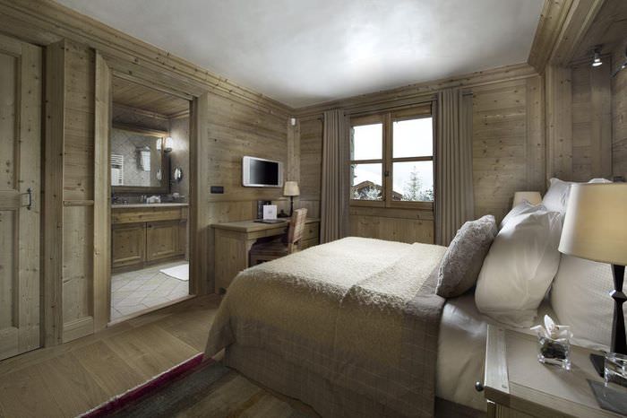 Серый потолок в спальне с деревянной отделкой