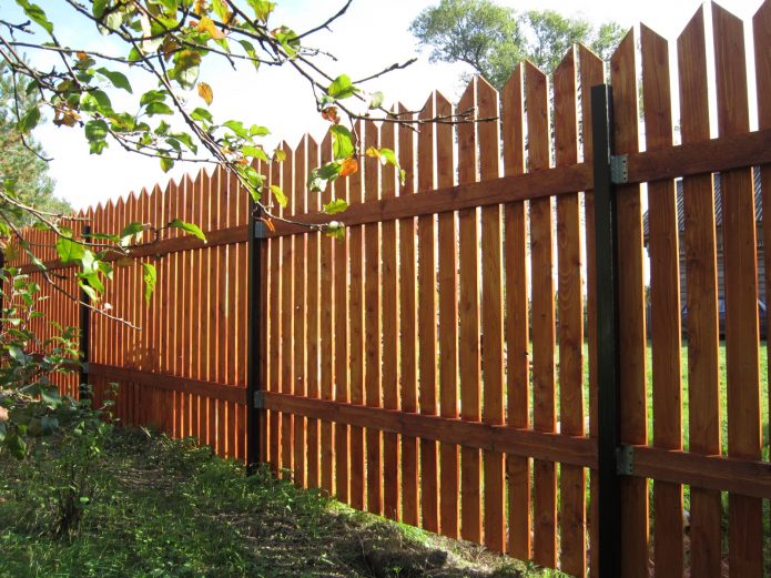 Высокий забор из деревянного штакетника