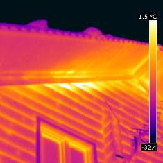 Снимок с тепловизора снаружи деревянного дома